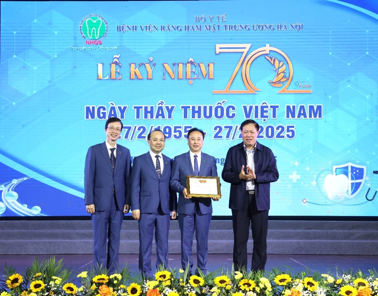 Thứ trưởng Bộ Y tế Đỗ Xuân Tuyên trao tặng bằng khen cho bệnh viện